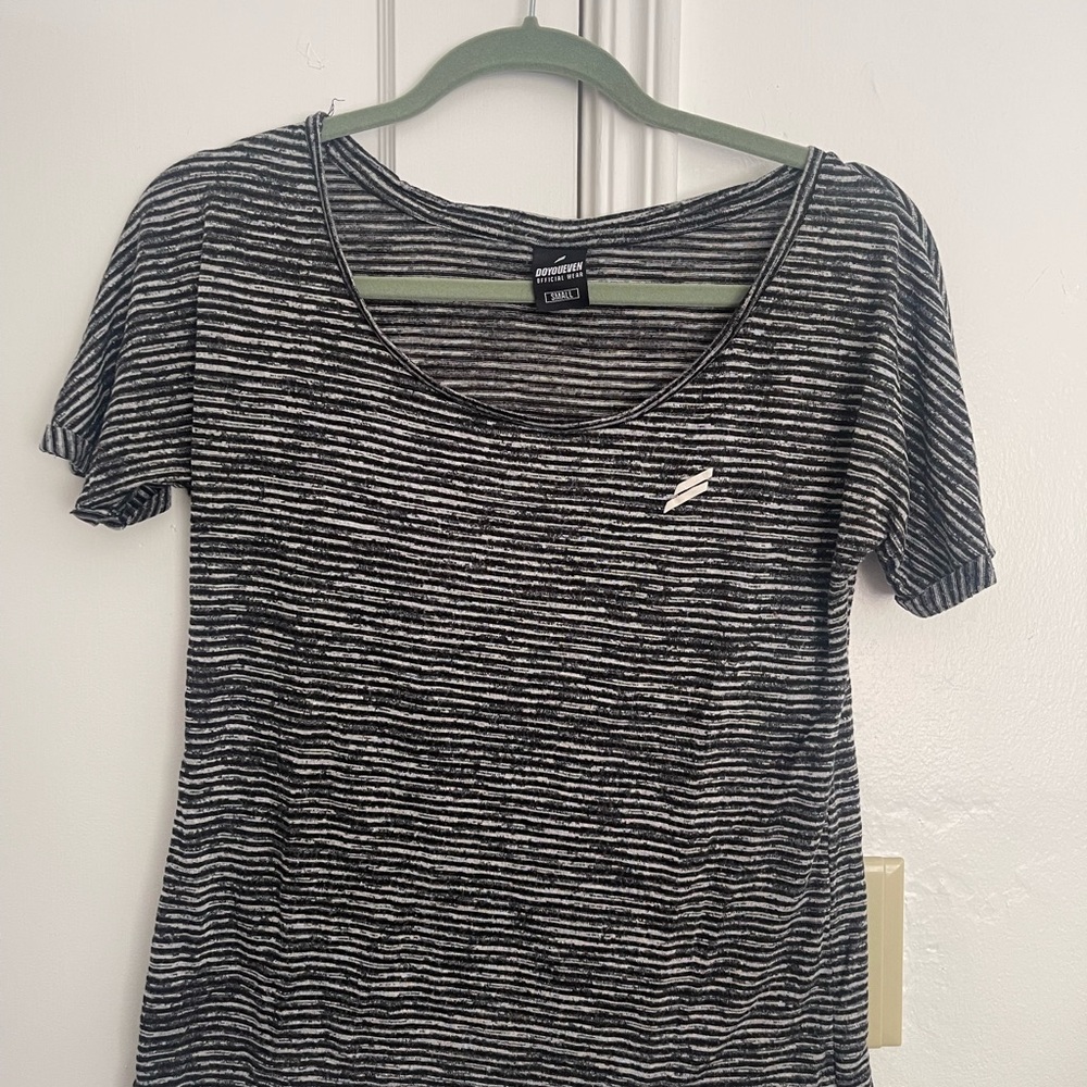 DOYOUEVEN Black and White Fitted Short Sleeve Tee